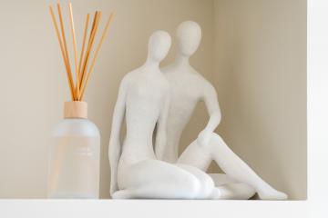 Statue Couple Assis Moderne Mat Blanc